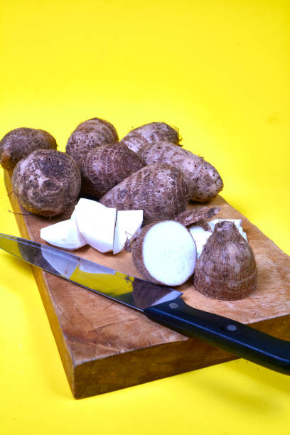 closeup of taro root vegetable, eddo malanga, yellow background - chinese eddo - fotografias e filmes do acervo