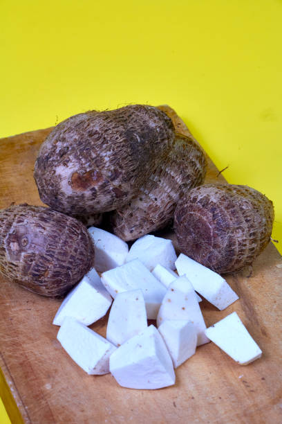 closeup of taro root vegetable, eddo malanga, yellow background - chinese eddo - fotografias e filmes do acervo