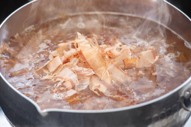 japanese dashi stock bonito dashi, the umami of japanese food - dashi broth fotos stockfoto's en -beelden