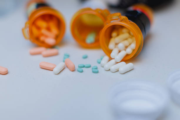 Open Pill Bottle on Kitchen Counter - fotografia de stock