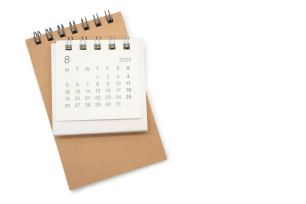 istock Simple desk calendar for AUGUST 2024 and blank memo isolated on white background. 2029372543