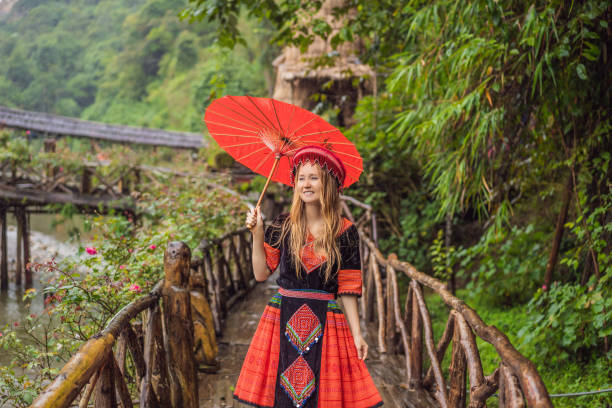 une touriste vêtue du costume traditionnel des habitants des montagnes vietnamiennes, les hmong. femme à sapa dans le brouillard, nord-ouest du vietnam. concept de voyage au vietnam. patrimoine de l’unesco. le vietnam s’ouvre au tourisme après la qu - asian tribal culture photos photos et images de collection