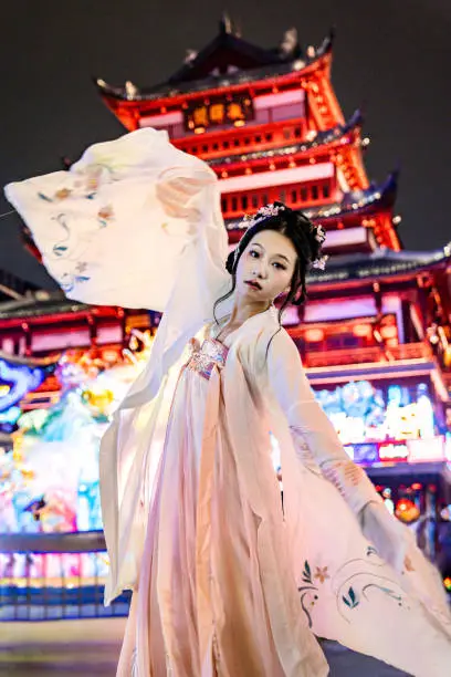 chinese gilr in hanfu celebrating chinese lantern festival