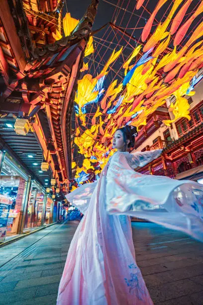 chinese gilr in hanfu celebrating chinese lantern festival