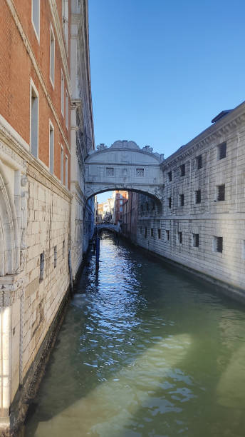 view of bridge of sighs in venice - europe arch bridge stone bridge covered bridge imagens e fotografias de stock