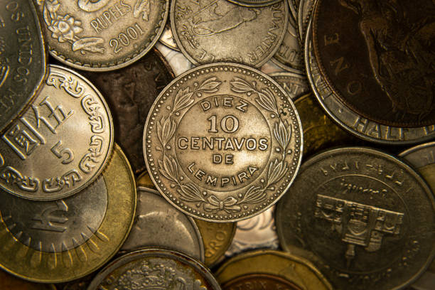 A stack of coins with a 10 centavo de lempira in the middle