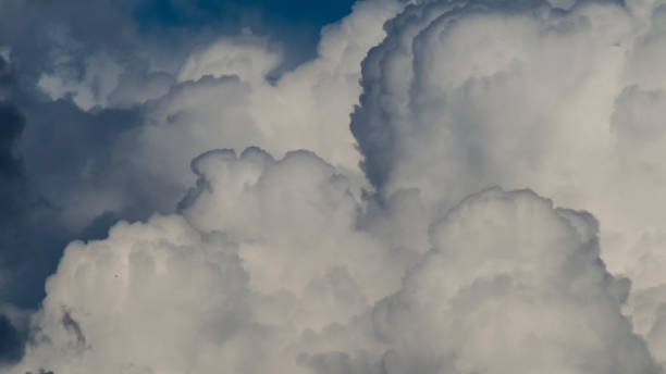 Large cumulus clouds in rough weather Vue rapprochée de cumulus bourgeonnants, pendant une météo instable cirrus storm cloud cumulus cloud stratus stock pictures, royalty-free photos & images