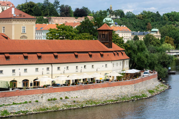 argine del fiume vlatva. - roof tile vacations urban scene outdoors foto e immagini stock