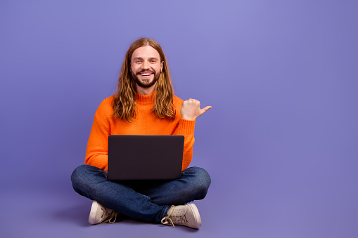 Full length photo of blond guy with apple macbook pro recommend download software point finger mockup isolated on purple color background
