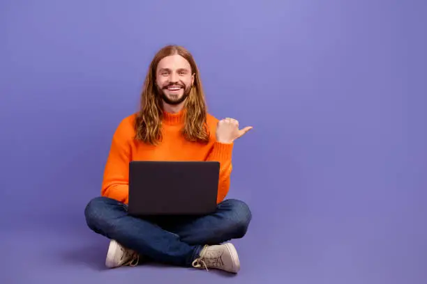 Photo of Full length photo of blond guy with apple macbook pro recommend download software point finger mockup isolated on purple color background