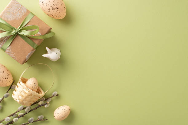 thème traditionnel de l’arrangement de pâques. vue de dessus photographie d’emballage cadeau écologique, lapin en céramique, oeufs de caille, petit panier, brins de saule chatte, toile verte avec espace ouvert pour le texte ou la publicité - easter or easter bunny or easter egg or easter basket not business not silhouette photos et images de collection