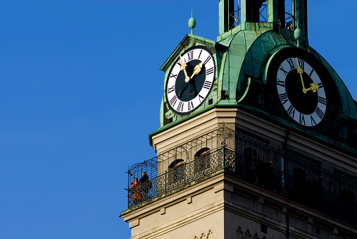 Big Ben and the Elizabeth Tower against a blue sky.