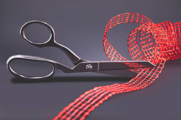 グランドオープン、黒い背景に赤いリボンを切る鋼のはさみのビュー - opening ribbon cutting opening ceremony ストックフォトと画像