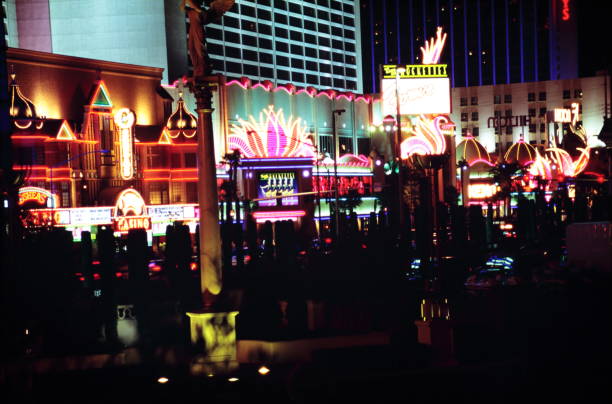 nocny widok na o'sheas i flamingo las vegas hotel & casino w las vegas strip, nevada na początku lat 90. - flamingo hilton zdjęcia i obrazy z banku zdjęć