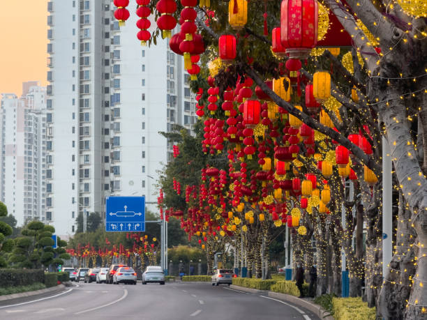 中国の春節の街路樹は、お祝いの提灯でいっぱいです - celebration event abundance lantern traditional festival ストックフォトと画像