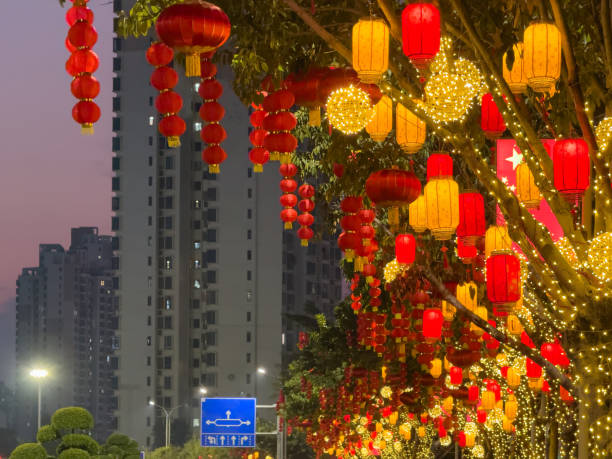 中国の春節の街路樹は、お祝いの提灯でいっぱいです - celebration event abundance lantern traditional festival ストックフォトと画像