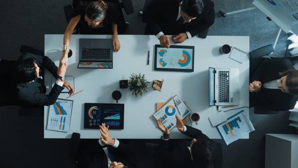top view of manager present growth graph while team shaking hand. directorate. - sekelompok orang jumlah orang foto potret stok, foto, & gambar bebas royalti