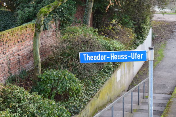 blaues straßenschild in deutschland - theodor heuss stock-fotos und bilder