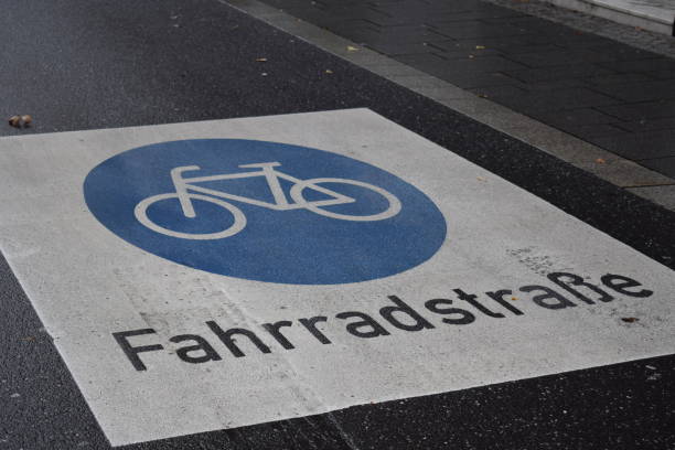 cartello stradale per biciclette - fahrad foto e immagini stock