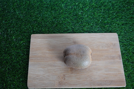 kiwifruit on cutting board to obtain fruit seeds for planting