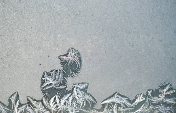 ледяной хрустальный фон на окне зимой - frosted glass glass textured crystal стоковые фото и изображения