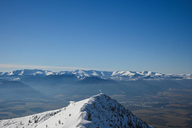 piękny widok z góry baranec w tatrach zachodnich na tatry niskie (chopok) zimowa aura, dużo śniegu - chopok zdjęcia i obrazy z banku zdjęć