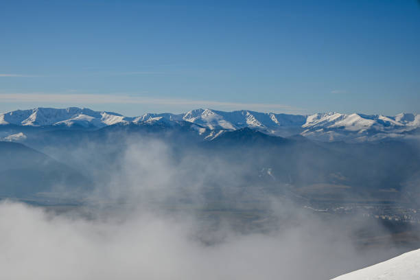 piękny widok z góry baranec w tatrach zachodnich na tatry niskie (chopok) zimowa aura, dużo śniegu - chopok zdjęcia i obrazy z banku zdjęć