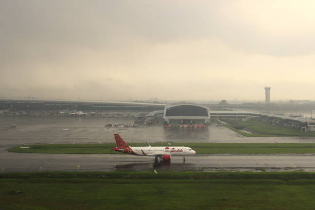 l'aereo si prepara a decollare in caso di pioggia - runway airport rain wet foto e immagini stock