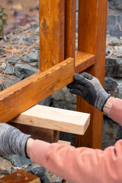 istock Contractor hanyman using tools to buildi a horizontal fence made from stained cedar 2031239517