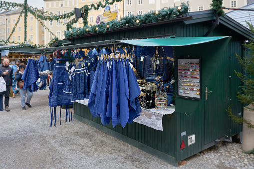 Salzburg, Austria – December 25, 2023: Stall selling Blaudruck, indigo-dyed linen and cotton fabrics at the Christmas market in Salzburg, Austria