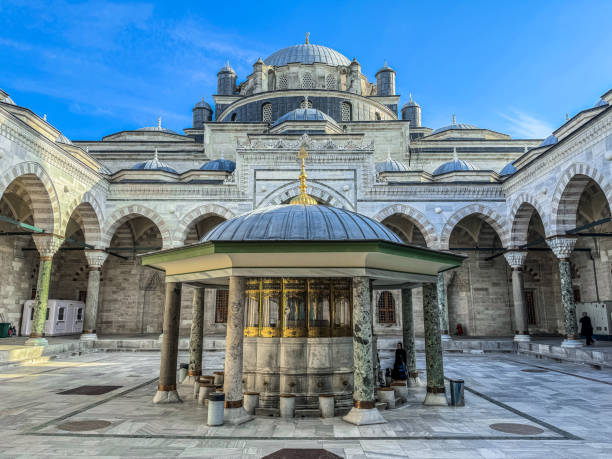 innenhof der bayezid-moschee und waschbrunnen - istanbul people faucet turkey stock-fotos und bilder