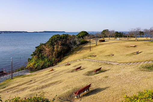 On a sunny day in March 2022, overlooking Lake Hamana from the early morning Lake Hamana service area on the Tomei Expressway in Hamamatsu City, Shizuoka Prefecture.