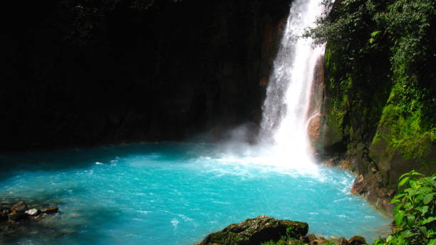 코스타리카 리오 셀레스테에서의 환상적이고 다채로운 여행 - costa rica waterfall heaven rainforest 뉴스 사진 이미지