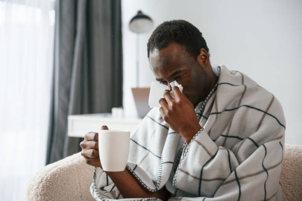 Gripe terrível. Homem negro doente está em casa Gripe terrível. Homem negro doente está em casa. fotos de stock de resfriado e gripe, fotos e imagens livres de direitos
