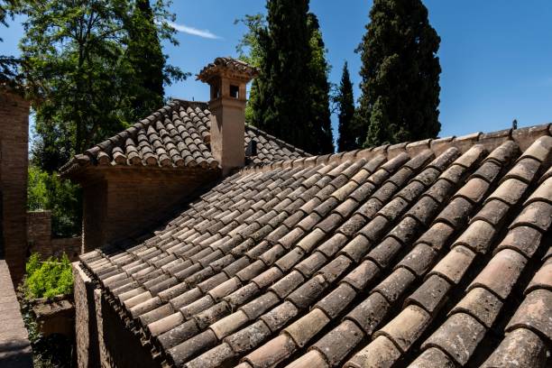 une vue typique par la fenêtre du balcon d’un toit de tuiles espagnoles traditionnel - madrid built structure house spain photos et images de collection