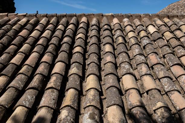 une vue typique par la fenêtre du balcon d’un toit de tuiles espagnoles traditionnel - madrid built structure house spain photos et images de collection