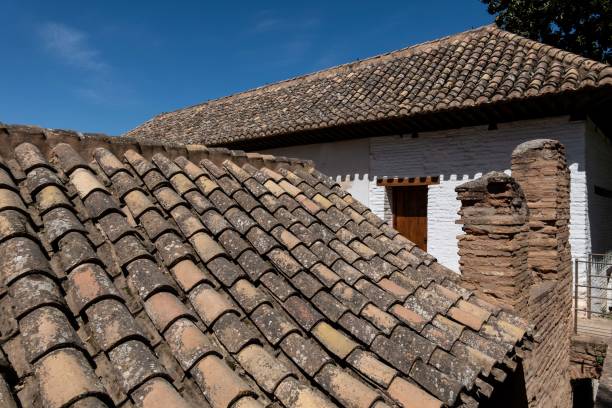 une vue typique par la fenêtre du balcon d’un toit de tuiles espagnoles traditionnel - madrid built structure house spain photos et images de collection