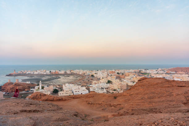 parte oeste da cidade de sur com o castelo de al-ayjah, mesquita na hora dourada, omã. - oman town arabia arabian peninsula - fotografias e filmes do acervo