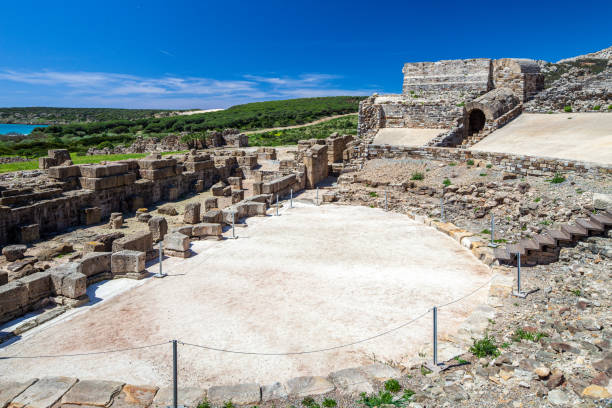 teatr rzymski w baelo claudia z widokiem na plażę bolonia, hiszpania - claudia zdjęcia i obrazy z banku zdjęć
