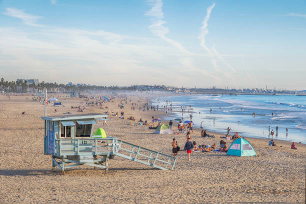 lifeguard hut in santa monica beach, california, usa - santa monica beach tourist tourism lifeguard hut imagens e fotografias de stock