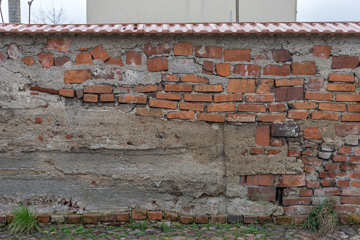 Unconventional masonry with different bricks