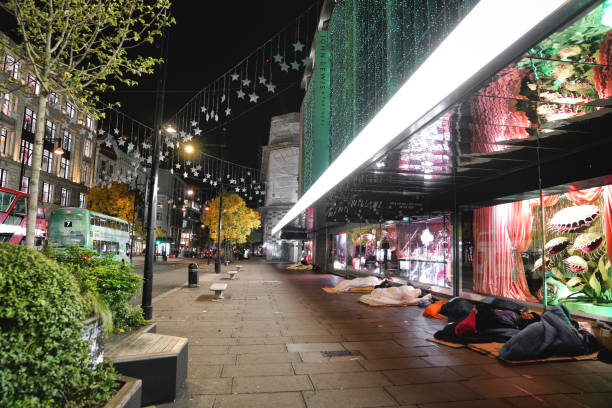 bezdomni śpiący na podłodze, podkłady w pobliżu domu towarowego john lewis na oxford street, dekoracje świąteczne, centralny londyn, dzielnica handlowa, anglia, wielka brytania - london england christmas snow winter zdjęcia i obrazy z banku zdjęć