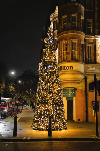 ロンドンのイルミネーションで飾られた街並み、クリスマスツリー、お祝いのイルミネーション、ヒルトン ロンドン ハイド パーク ホテル イン ベイズウォーター クイーンズウェイ ウェス� - london england park london hyde street ストックフォトと画像