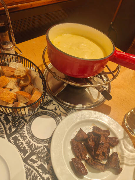 классическое швейцарское сырное фондю - fondue swiss culture winter cheese стоковые фото и изображения