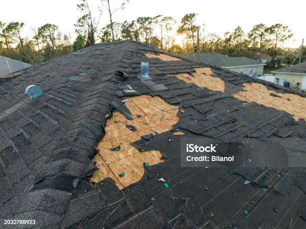 Natural Disaster And Its Consequences Hurricane Ian Destroyed House Roof In Florida Residential Area Hình ảnh Sẵn có - Tải xuống Hình ảnh Ngay bây giờ
