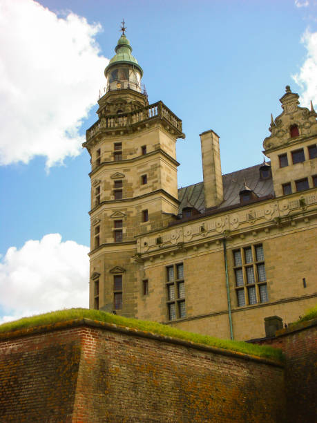 vue du château un jour d’été. gros plan. kronborg. danemark. - kronborg castle photos et images de collection