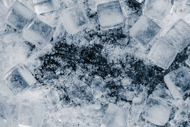 A heap of crushed ice cubes on a black background. – Foto