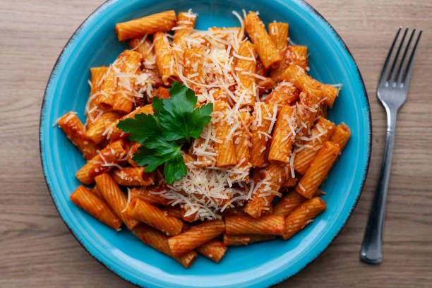istock Rigatoni al sugo di carne 2033045410