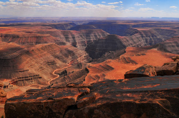 le paysage rude des cols de cygne de san juan depuis muley point - moki dugway photos et images de collection