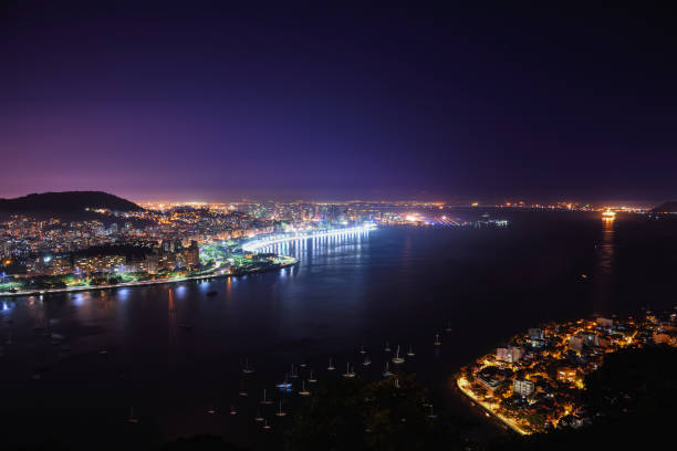 vista noturna da baía de guanabara e do horizonte do rio de janeiro do morro da urca - brasil - brazil sea nautical vessel urca - fotografias e filmes do acervo